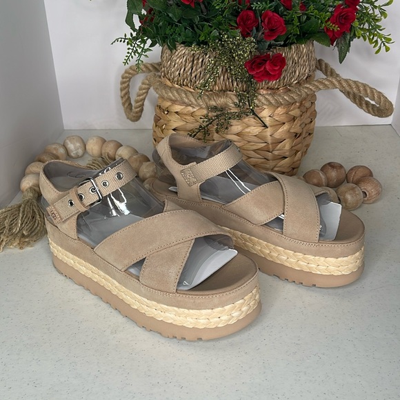 UGG
Women's Natural Aubrey Flatform Sandals Sz 9 (color sand) - Picture 5 of 11